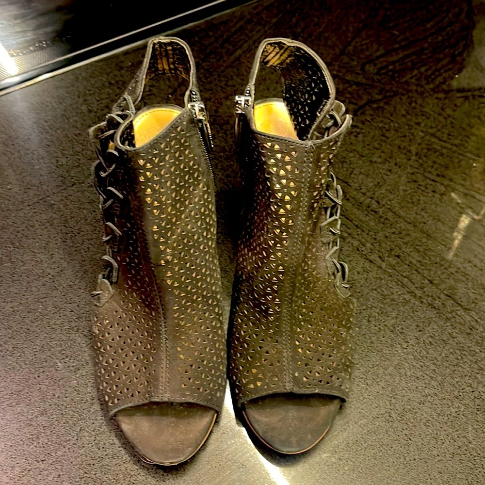 Vince Camuto sandals size 6.5